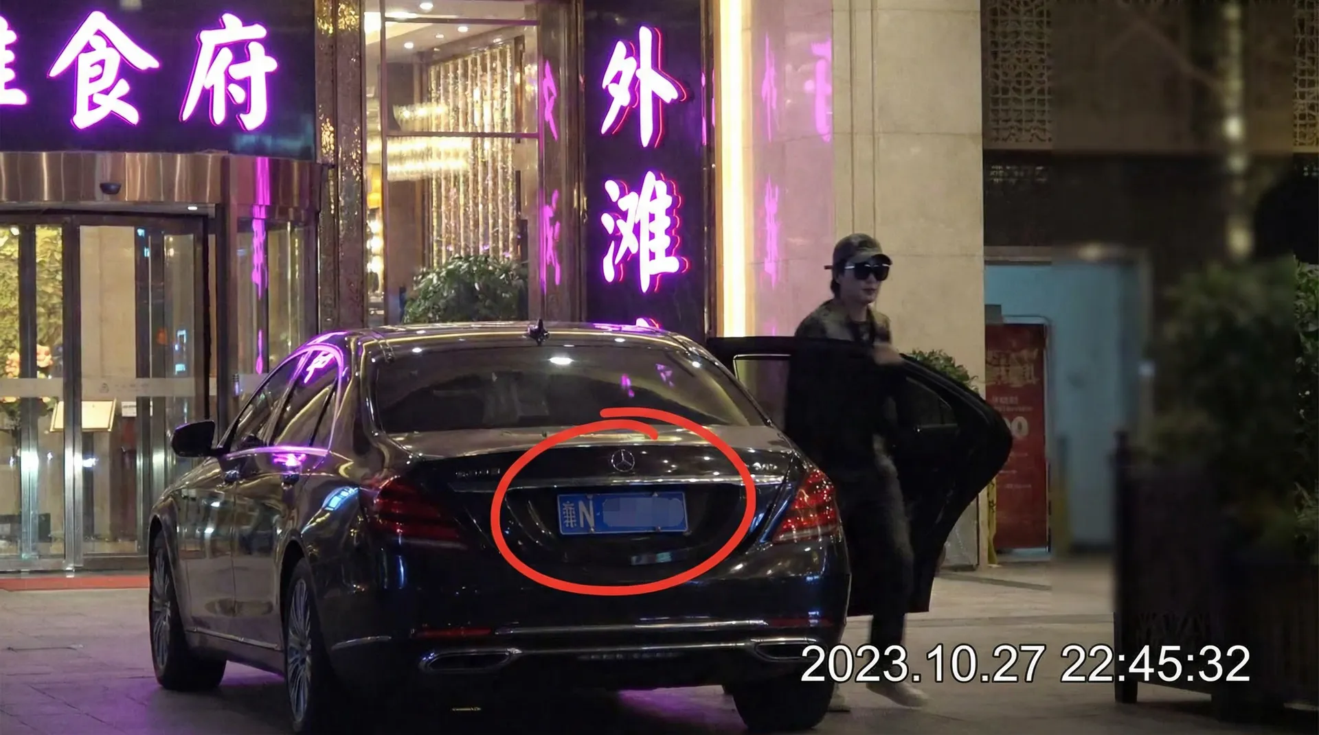 光速体育网址 - 豪车餐厅外偷拍